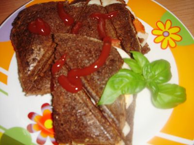 Razowe tosty z serkiem capresi