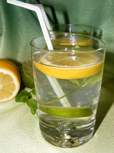 Orzeźwiająca woda z miętą, limonką i cytryną