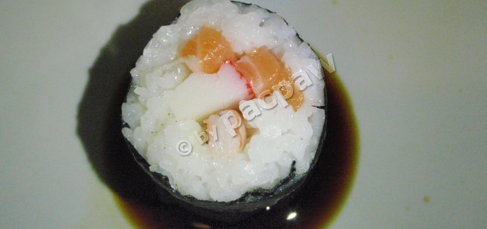Sushi maki z surimi, łososiem i krewetkami (autor: pacpaw ...