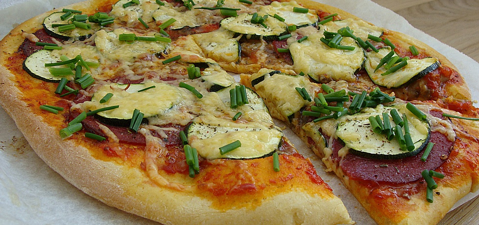 Pełnoziarnista pizza z cukinią i salami (autor: 2milutka ...