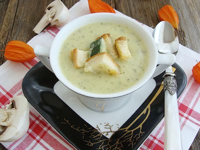 Kremowa zupa z cukinii, pieczarek i mascarpone