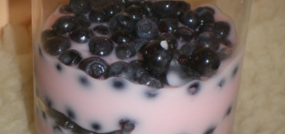 Deser z jogurtu i jagód (autor: ilka86)