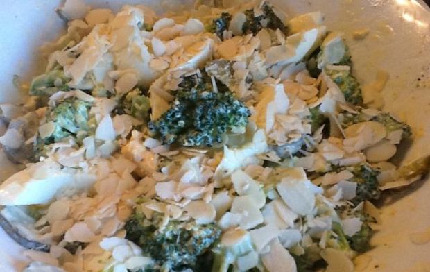 Przepis  sałatka brokułowa z jajkiem i migdałami przepis