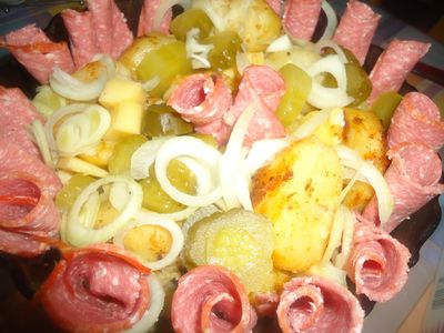 Sałatka z pieczonych ziemniaków i salami