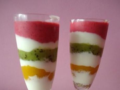 Przepis  pasiasty deser jogurtowo-owocowy przepis