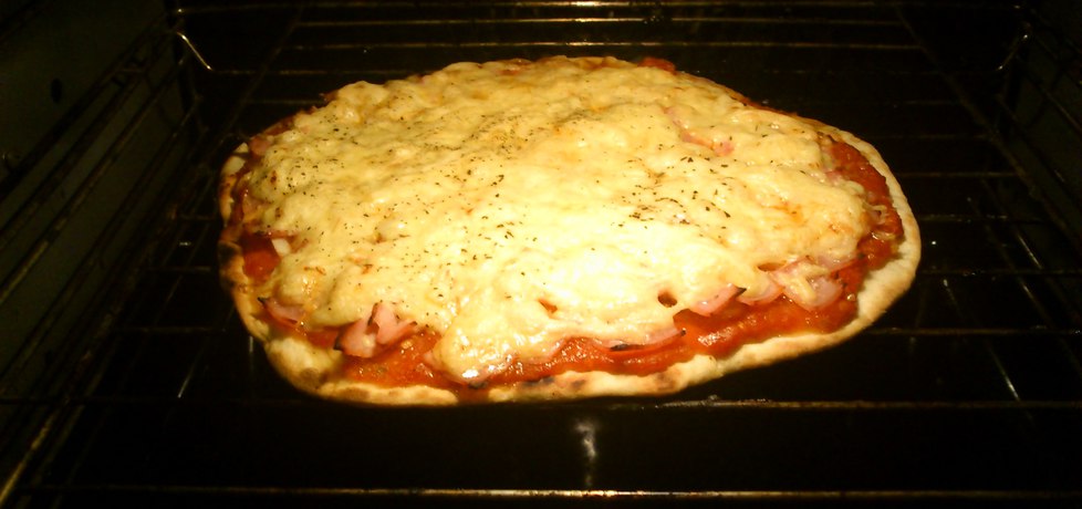 Szybka pizza na cienkim cieście (autor: wwwiolka)