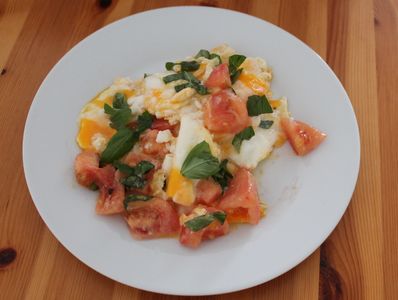 Jajecznica z bazylią i pomidorami