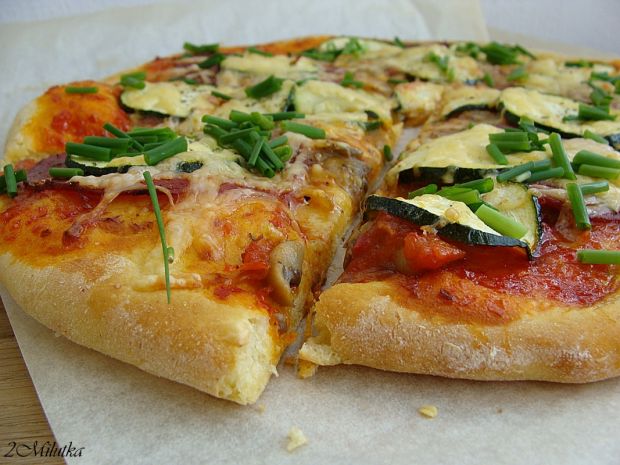 Przepis  pełnoziarnista pizza z salami i cukinią przepis