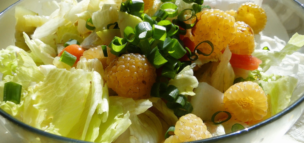 Sałatka warzywna z malinami, gruszką i sosem słodko