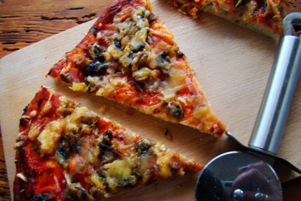 Przepis  domowa pizza na cieście z ziołami przepis