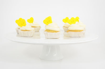 Mini cupcake waniliowy z kremem, zwieńczony żółtym sercem ...