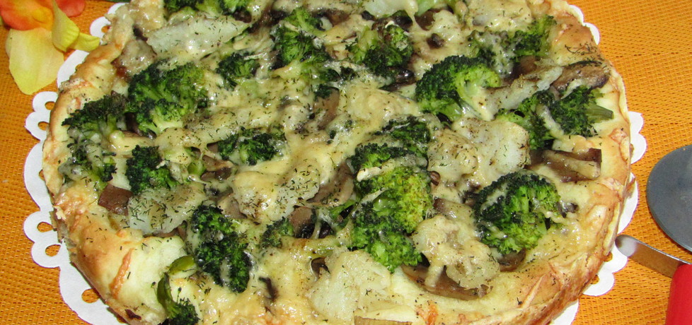 Pizza z brokułem, rybą, pieczarkami i koperkiem (autor: katarzyna59 ...