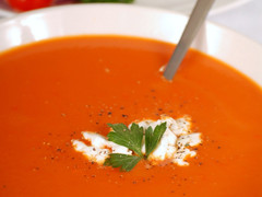 Zupa pomidorowa z warzywami i dipem serowym
