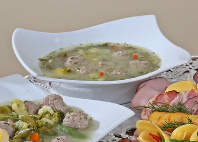 Zielona zupa z klopsikami