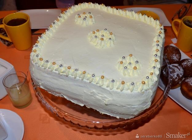 Tort z białym makiem i kremem miodowym