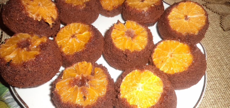 Odwrócone czekoladowe muffinki z mandarynkami. (autor ...