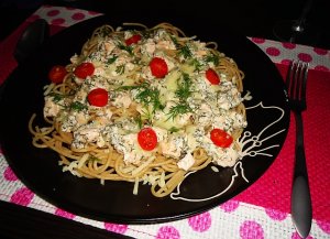 Spaghetti z łososiem i sosem koperkowym