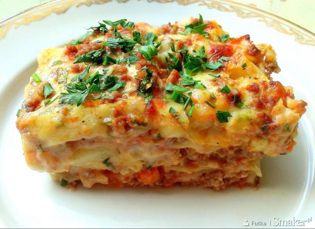 Beszamelowa lasagne z wołowiną i warzywami