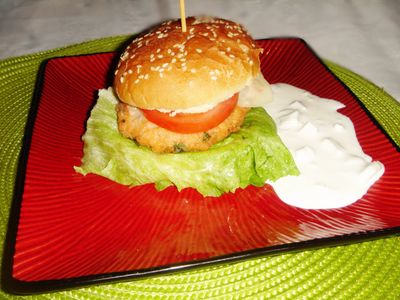 Fishburgery z pstrągiem łososiowym i dipem czosnkowo