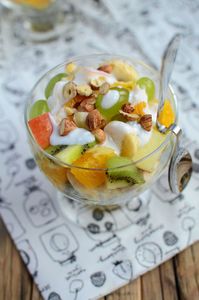 Sałatka owocowa z jogurtem i orzechami