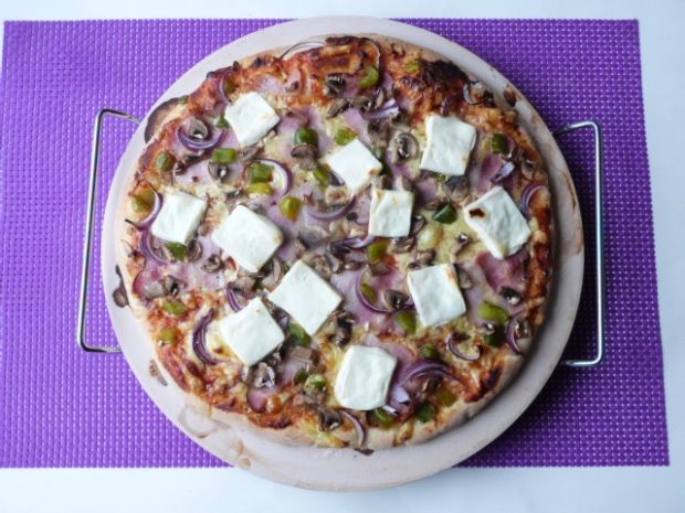 Przepis  pizza z boczkiem i serem feta przepis