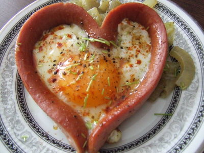 Parówkowe serce z jajkiem