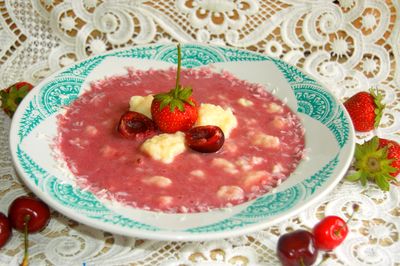 Czereśniowa zupa krem z owocami i kluseczkami mascarpone