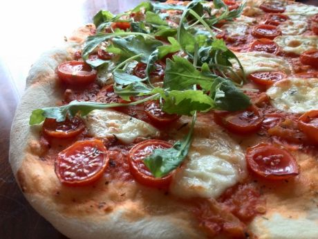 Przepis  pizza z pomidorami, mozzarellą i rukolą przepis