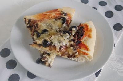 Pizza z pieczarkami, oliwkami i gorgonzolą