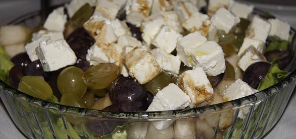 Sałatka z winogrona, sałaty, sera feta i gruszkami (autor: kikiriki ...