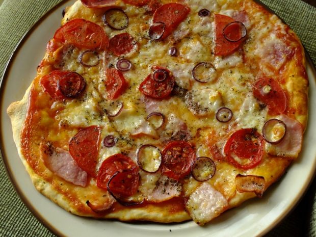 Przepis  pizza z pomidorami i i mozarellą przepis