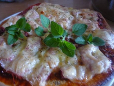 Przepis  domowa pizza z szynką i warzywami przepis