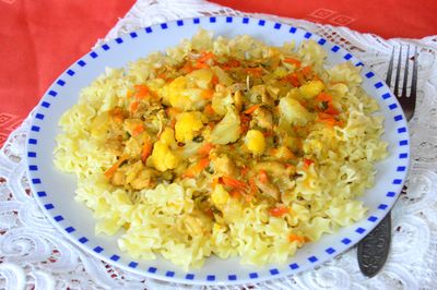 Kurczak z kalafiorem i warzywami w sosie curry ...