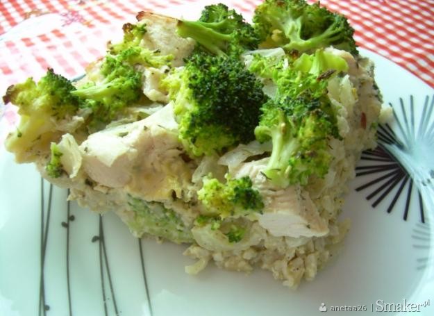 Ryzowa zapiekanka z kurczakiem i brokulami