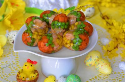 Wielkanocne jajka galaretki z filetem z pstrąga i warzywami ...