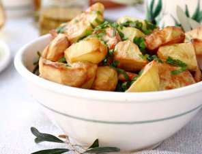 Pieczone ziemniaki z sosem z oliwy i ziołami