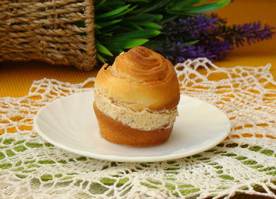 Drożdżowe muffinki z kremem orzechowym
