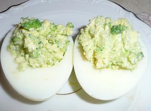 Jaja faszerowane brokułem  prosty przepis i składniki