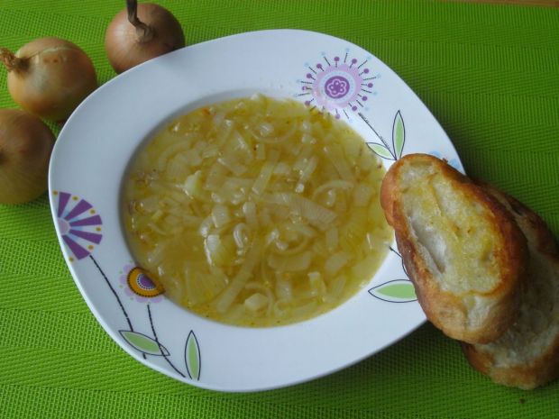 Przepis na zupę cebulową z grzankami (cebulowe)