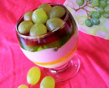 Kolorowy deserek z winogronem