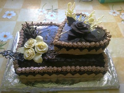 Klasyczny tort czekoladowy z bitą śmietaną