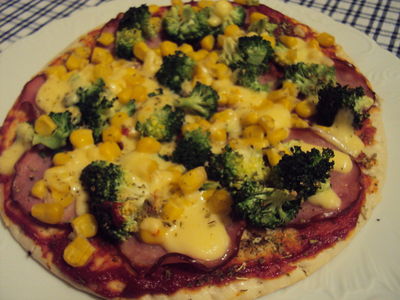 Pizza na cienkim ciescie z brokułami