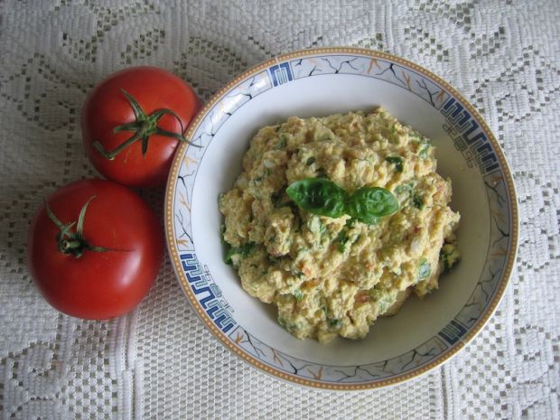 Przepis  pasta jajeczna z bazylią i pomidorem przepis