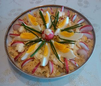 Wiosenna sałatka warstwowa z ryżem i jajkami