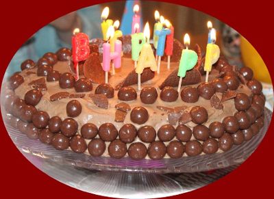 Tort czekoladowy na urodziny