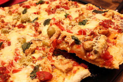 Pizza domowa z kurczakiem i anchois