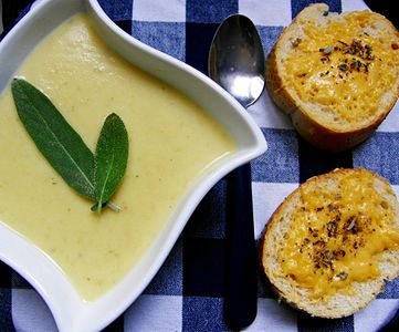 Kremowa zupa z selera i szałwii z grzankami ziołowymi ...
