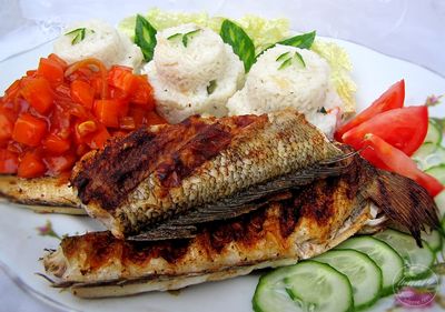 Ryba z grilla z ryżem i marchewką