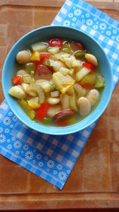 Zupa z warzywami, fasolą i kiełbasą wędzoną