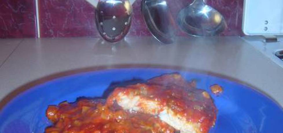 Pieczona ryba w sosie pomidorowym z czosnkiem, cebulą i ...